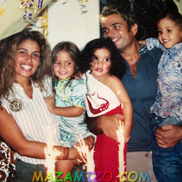صورة عائلية لعمرو دياب وأولاده وزوجته