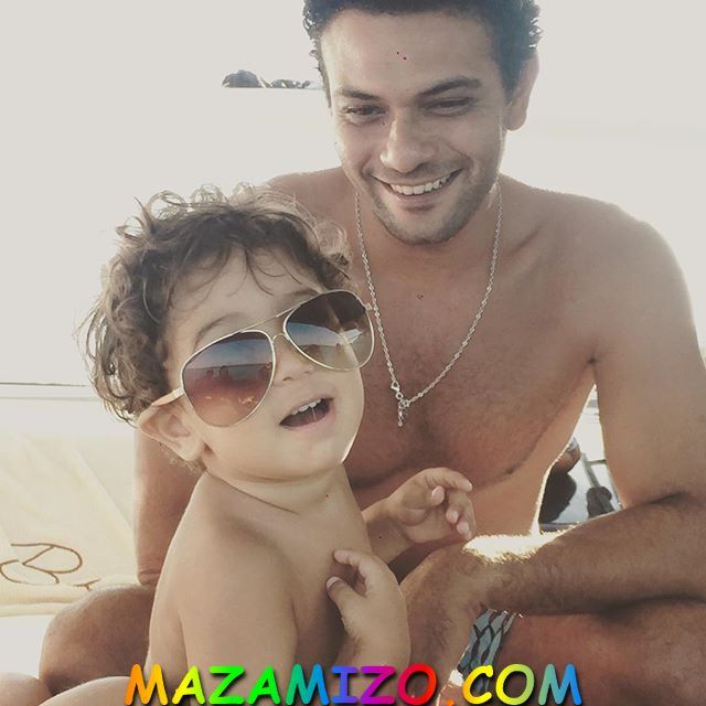 آسر ياسين مع ابنه الصغير