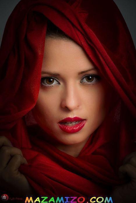 بالحجاب الأحمر