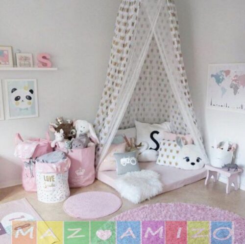 أكثري من المخدات حاملة أحرف اسمها