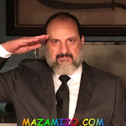 صورة خالد الصاوي و هو يحي شهداء الشرطة