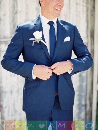 وردة بيضاء على ياقة الجاكت