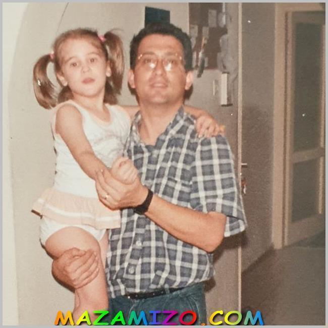 صورة لها وهي طفلة مع والدها