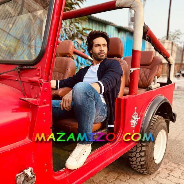 الفنان فيجايندرا كوميريا داخل سيارته