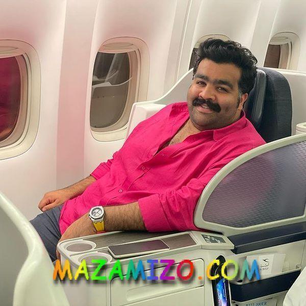 صورة له على متن الطيارة عبد العزيز